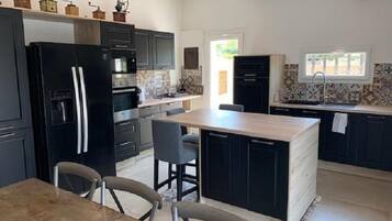 Micro-ondes, four, lave-vaisselle, cafetiĂšre/bouilloire