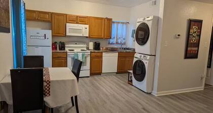 Comfortable 2-BR apt, WiFi & AC. Between Fort Monroe & Buckroe Beach