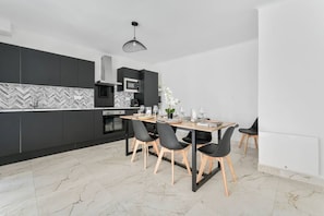 Four à micro-ondes, un four, surface de cuisson, lave-vaisselle