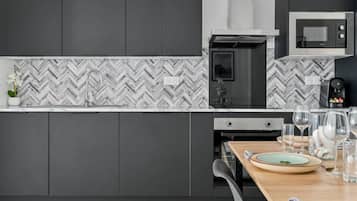 Een microgolfoven, een oven, een kookplaat, een vaatwasser