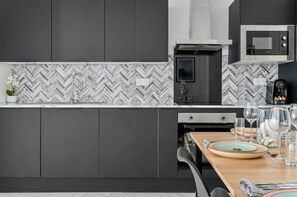 Mikrobølgeovn, ovn, kokeplater og oppvaskmaskin