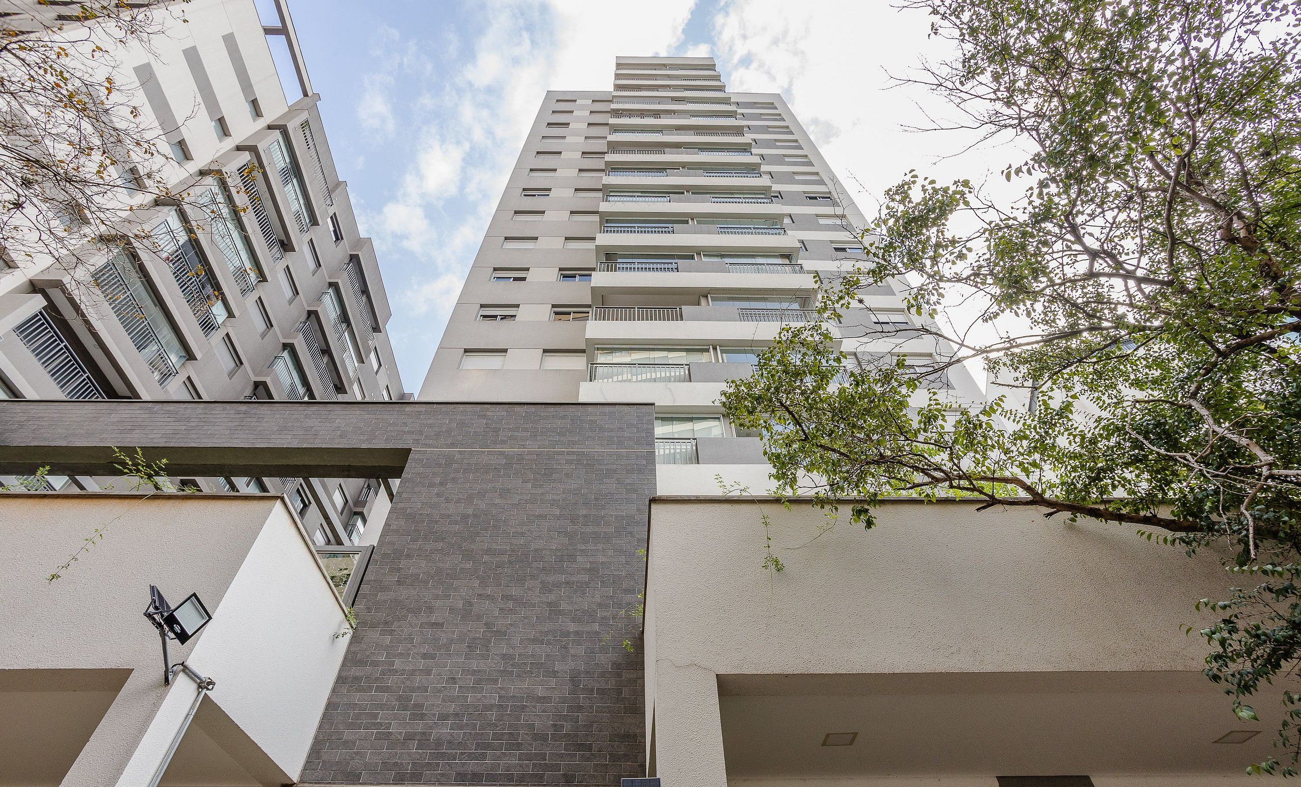 Un edificio de gran altura con múltiples balcones y un diseño arquitectónico moderno.