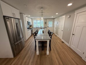 Réfrigérateur, micro-ondes, plaque de cuisson, lave-vaisselle