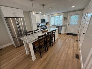 Kühlschrank, Mikrowelle, Herdplatte, Geschirrspüler