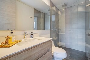 Dusche, Haartrockner, HandtĂŒcher, Seife