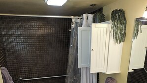 Ein Badezimmer mit Badewanne, Toilette und Waschbecken.