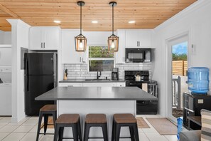 Geladeira, micro-ondas, fogão, cooktop