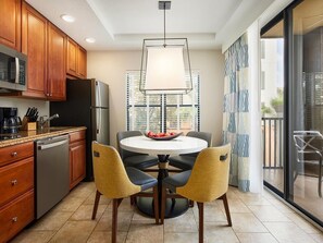 Mikrobølgeovn, ovn, kokeplater og oppvaskmaskin