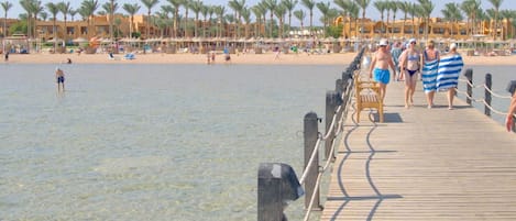Plage, chaises longues, serviettes de plage