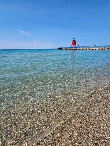 1+ block from Lake Michigan Beach 3 bedroom house in Charlevoix with WiFi and AC