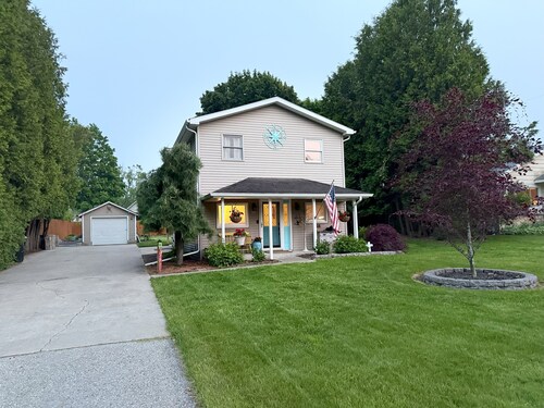 1+ block from Lake Michigan Beach 3 bedroom house in Charlevoix with WiFi and AC