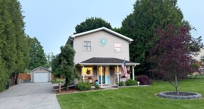 1+ block from Lake Michigan Beach 3 bedroom house in Charlevoix with WiFi and AC