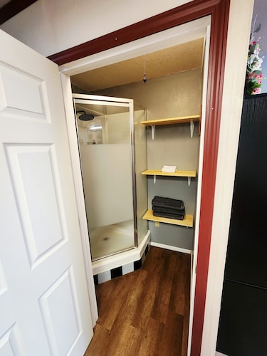 Charming 1-bedroom apartment in welcoming white mountain lakes with WiFi, AC