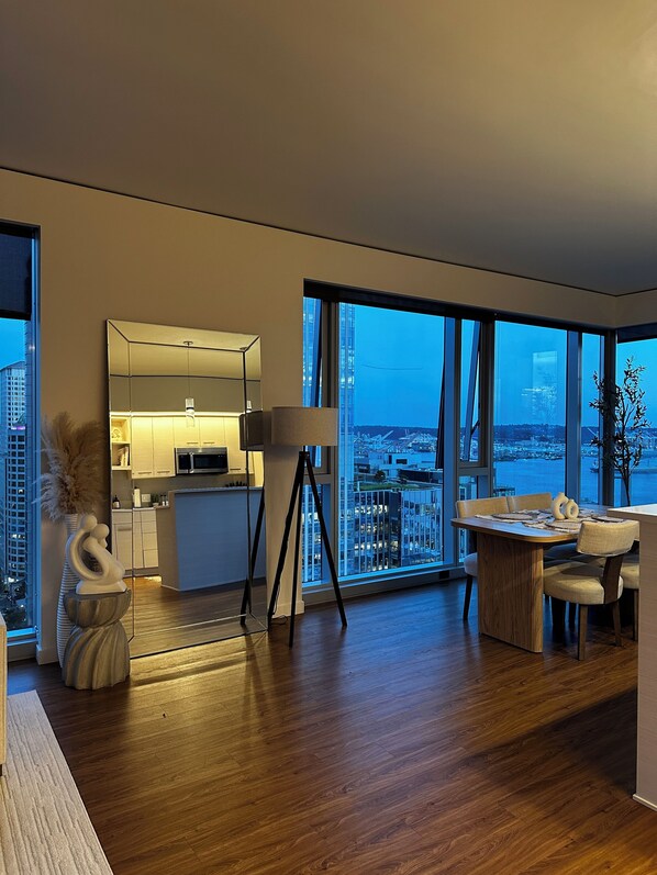 Dining - Modern 2 Bedroom Rental with City/Water Views in the Heart of Seattle (Seattle)