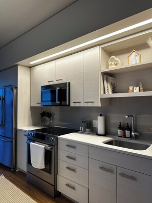 ثلاجة، ميكروويف، فرن، موقد طهي مسطح