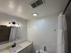 Regadera, bidet, toallas, jabón 