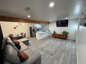 Smart TV - Charming 3-bedroom with WiFi and AC in Midwest City (Midwest City)