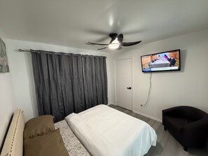 3 makuuhuonetta, työpöytä, silitysrauta/-lauta, ilmainen Wi-Fi