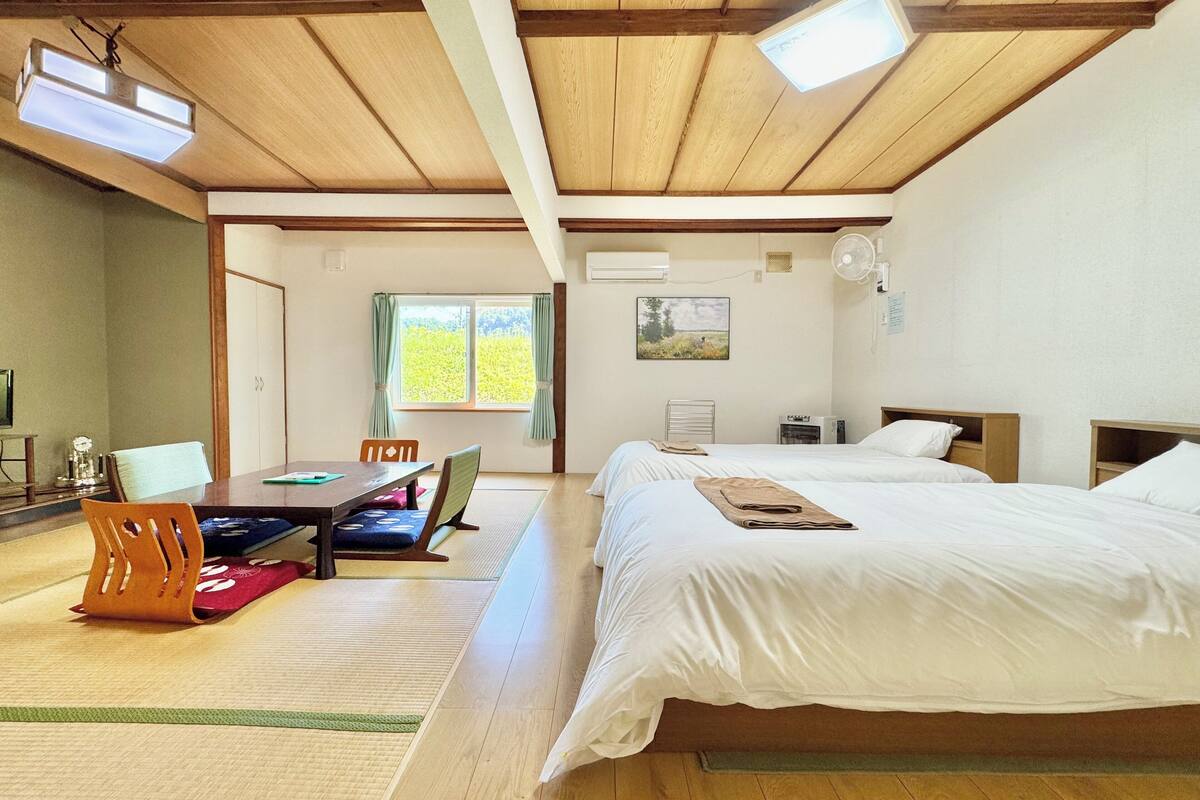 Japanese-style Quadruple Room | Hypo-allergenic bedding, desk, free WiFi, bed sheets
