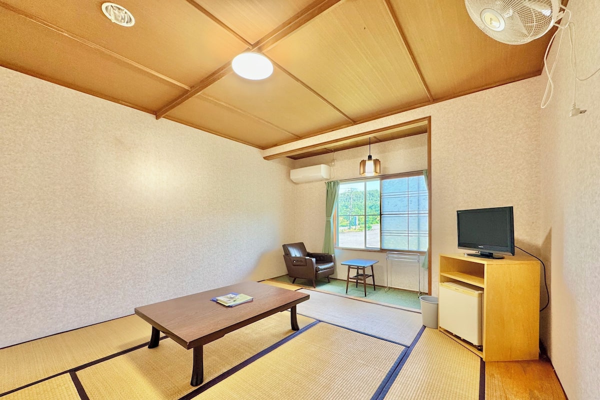 Traditional Quadruple Room | Hypo-allergenic bedding, free WiFi, bed sheets