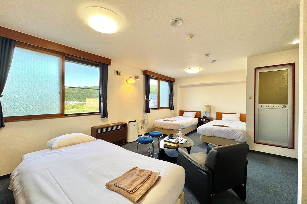 Basic Triple Room, Mountain View | Hypo-allergenic bedding, desk, free WiFi, bed sheets