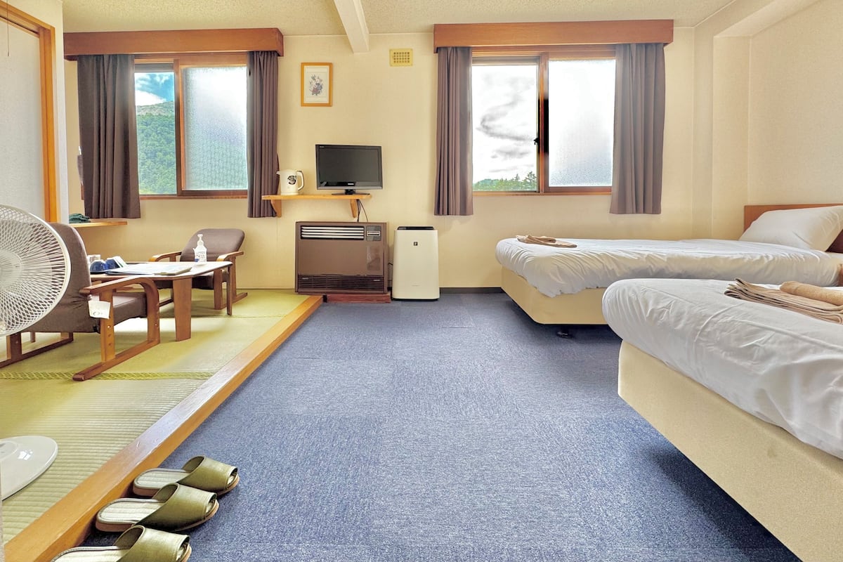 Deluxe Quadruple Room | Hypo-allergenic bedding, free WiFi, bed sheets