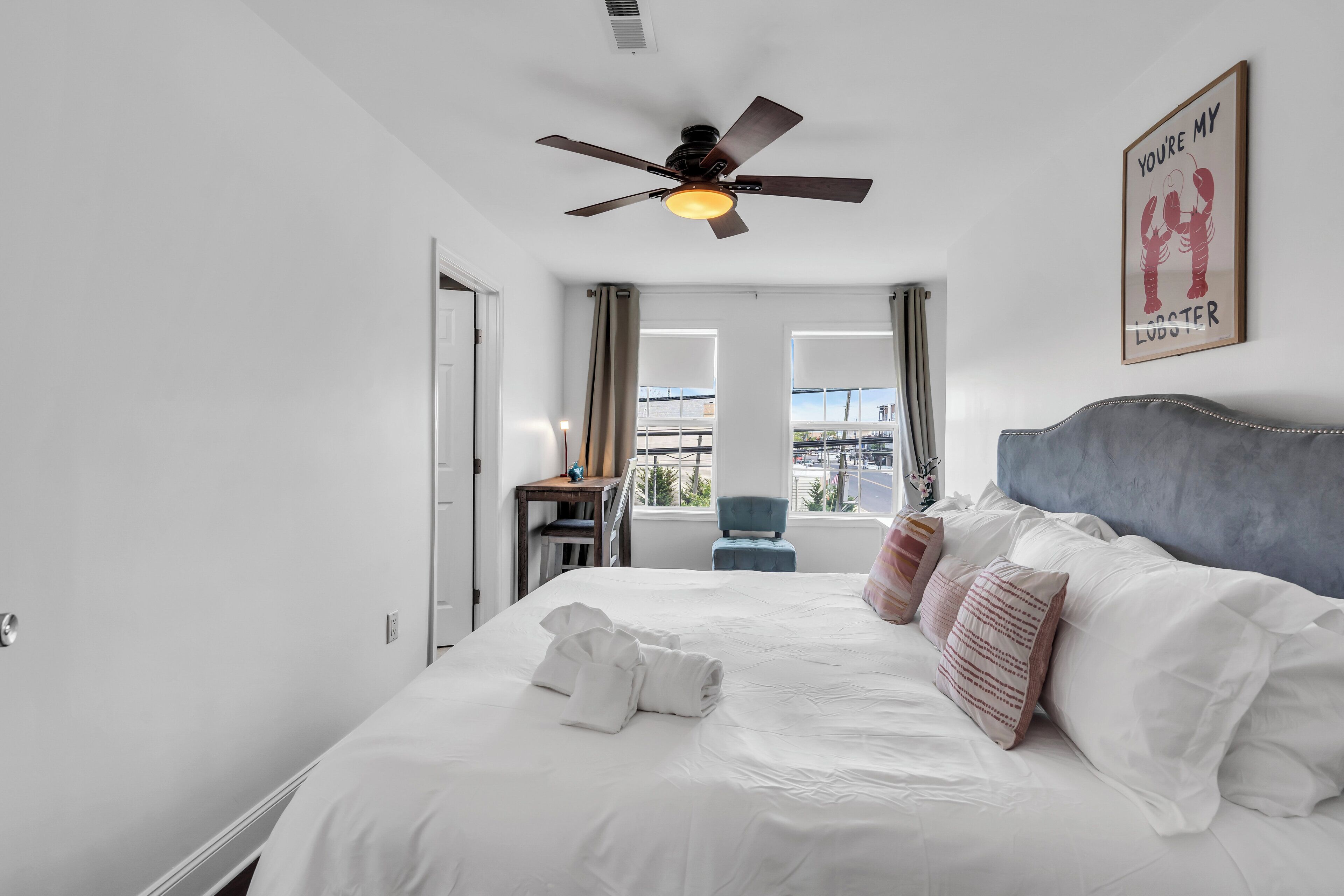 3 habitaciones, tabla de planchar con plancha y cuna de viaje 