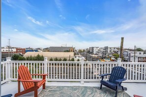Terrace/patio - Seaside 3BR w/ Central AC, Balcony &  Outdoor Shower (Seaside Heights)