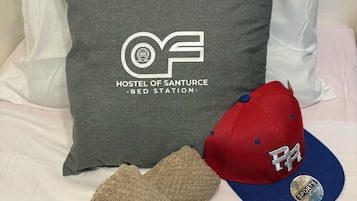 Dormitorio compartido económico | Espacio para trabajar con laptop