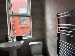 Serviettes fournies, savon, papier toilette