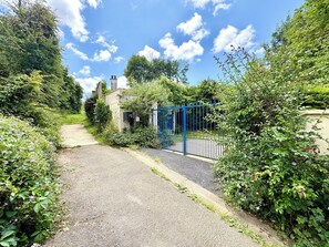 المنطقة المحيطة بالمنشأة