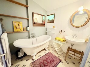 Haartrockner, Handtücher, Seife, Toilettenpapier