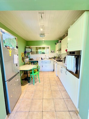 ميكروويف، فرن، موقد طهي مسطح، غسالة أطباق