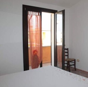 2 dormitoris, planxa i posts de planxar i un bressol de viatge 