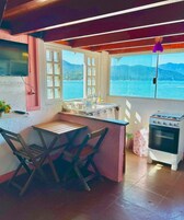 Quarto família, sacada, vista para o mar | Wi-Fi de cortesia