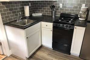 Refrigerador, microondas, cafetera/tetera, utensilios de cocina