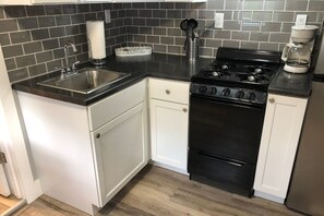 Kühlschrank, Mikrowelle, Wasserkocher mit Kaffee-/Teezubehör