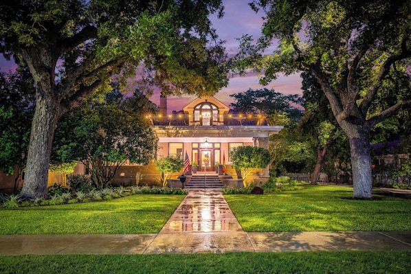 Fachada de la propiedad por la tarde o noche