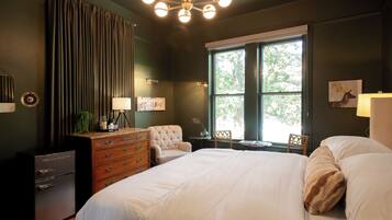 Luxe kamer, uitzicht op binnenplaats, op benedenverdieping | Een minibar, een bureau, een laptopwerkplek, een strijkplank/strijkijzer