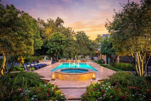 Outdoor pool - Sophie's Gasthaus (New Braunfels)