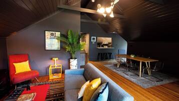 Luxury Studio, 1 King Bed, Kitchen, Courtyard View | Living area