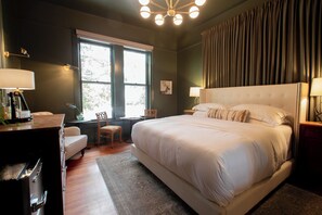 Luksusrom, bakgårdsutsikt, 1. etasje | Minibar, skrivebord, skrivebord for bærbar PC og strykejern/-brett