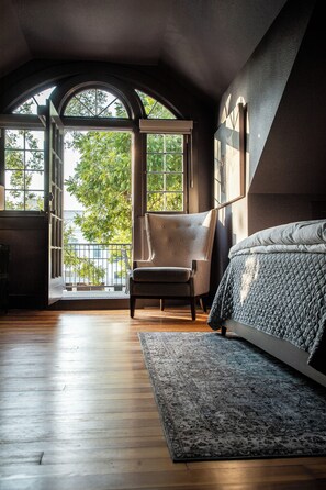 Superior Room, 1 King Bed, City View | Terrace/patio