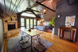 Luxury Studio, 1 King Bed, Kitchen, Courtyard View | In-room dining