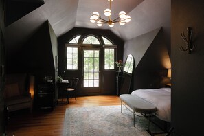 Minibar, escritorio y espacio para trabajar con laptop 