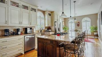 Køleskab, mikrobølgeovn, ovn, kogeplade