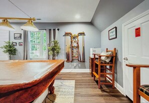 4 bedrooms, desk, iron/ironing board, free WiFi