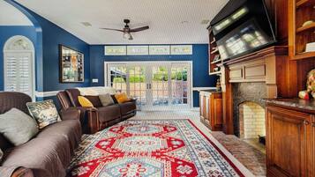 المنشأة من الداخل