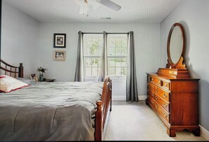 4 slaapkamers, een bureau, een strijkplank/strijkijzer, gratis wifi