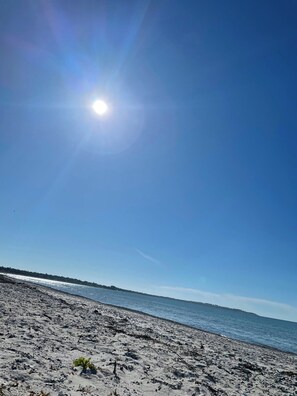 A beach with a clear sky and calm sea. - Cottage at Nordstrand (Nykøbing Sj)